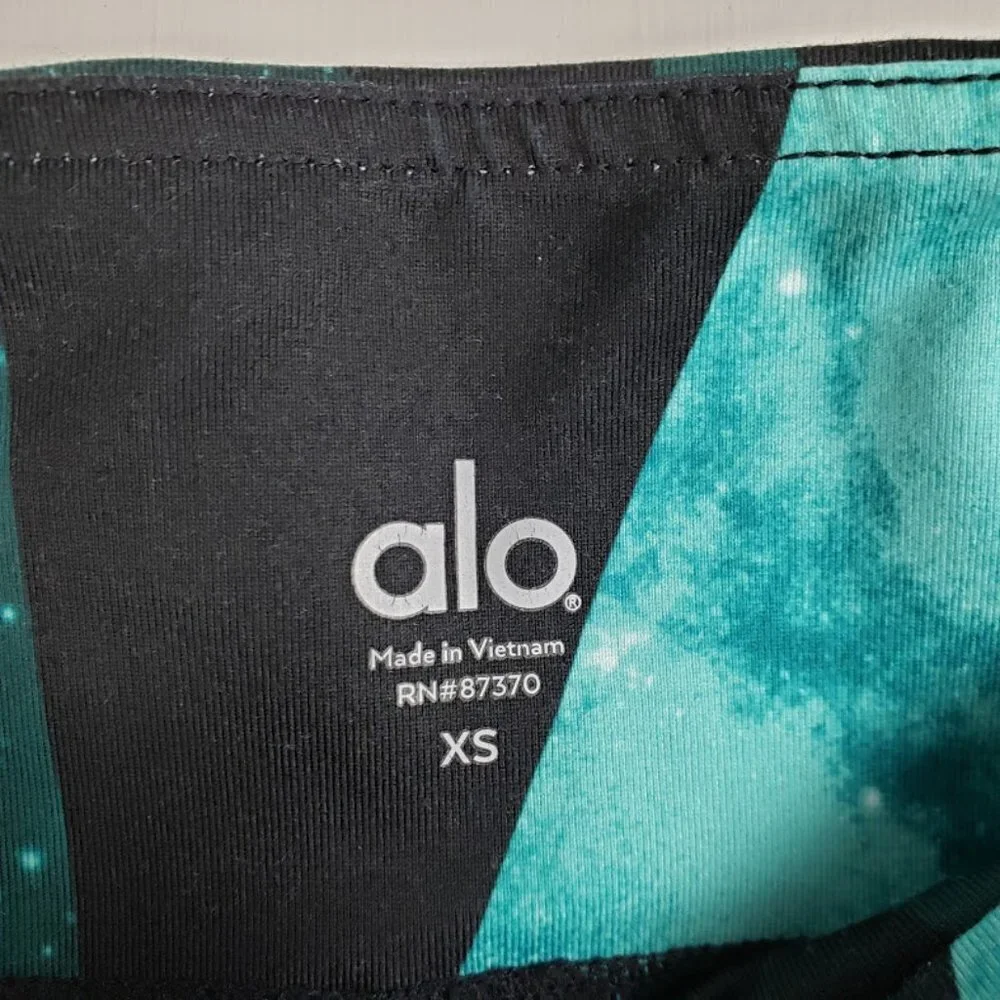 Alo Yoga Airbrush Capri Leggings Island Space Green Geometric Knicker Size XS